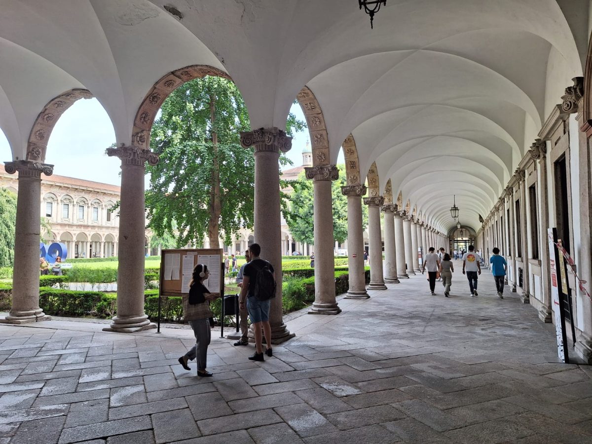 Vue sur les arcades du campus de l'université Statale de Milan